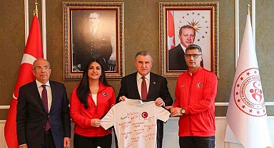 Bakan Bak, Atıcılık Milli Takımını kabul etti
