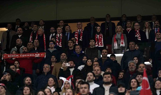 Bakan Bak, milli maçı takip etti