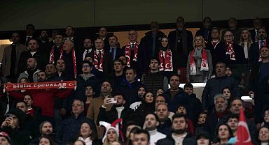 Bakan Bak, milli maçı takip etti