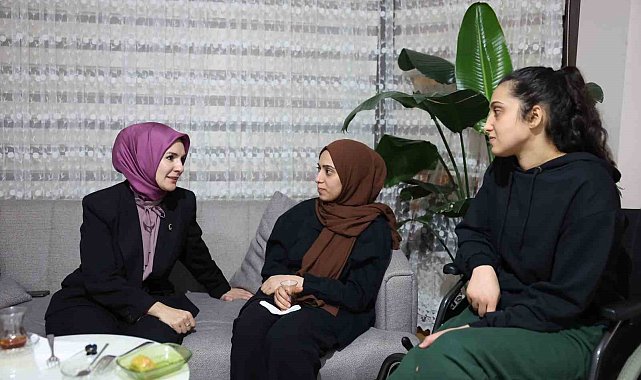 Bakan Göktaş, depremzede Sınırgeç ailesinin iftar sofrasına konuk oldu