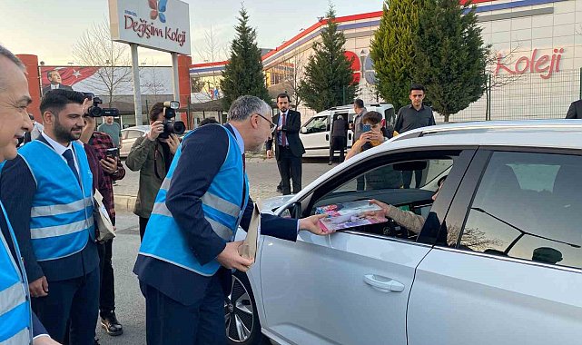 Bakan Işıkhan, sürücülere iftariyelik dağıttı