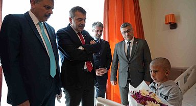 Bakan Tekin, minik Murat'ı Beşiktaşlı olmaya ikna edemedi