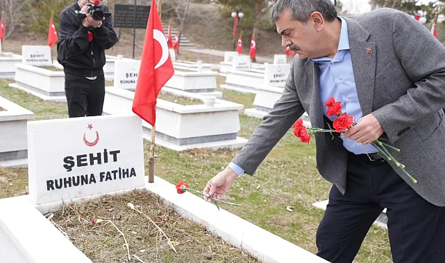 Bakan Tekin'den Erzurum Şehitliği'ne bayramlık ziyaret