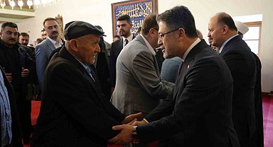 Bakan Yumaklı, bayram namazı sonrasında vatandaşlarla bayramlaştı