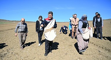 Bakan Yumaklı Taşköprü'de... Önlüğü giydi, sarımsak ekti