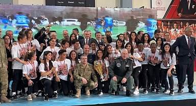 Bakanlar, Yüksekovaspor'un kutlama törenine katıldı