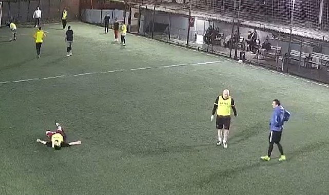 Bakırköy'de halı sahada maç oynadığı esnada fenalaşan genç hayatını kaybetti