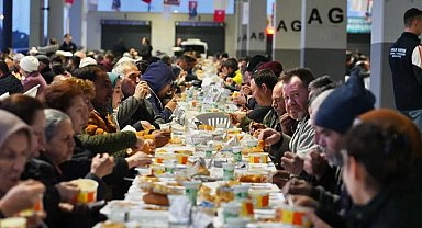 Balıkesir Ayvalık'ta binlerce kişi iftarda buluştu