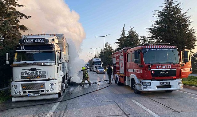 Balıkesir'de balataları yanan kamyon yol kapattı