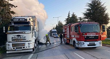 Balıkesir'de balataları yanan kamyon yol kapattı