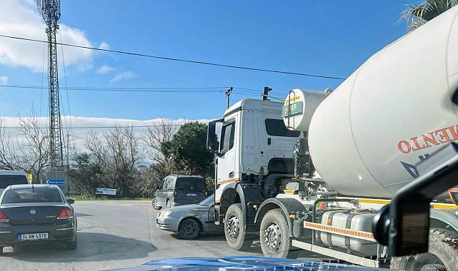 Balıkesir'de beton mikseri ile otomobil çarpıştı