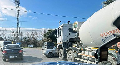 Balıkesir'de beton mikseri ile otomobil çarpıştı