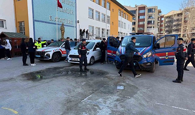 Balıkesir'de lise öğrencilerine Jandarma ve Sahil Güvenlik Akademisi tanıtıldı