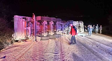 Balıkesir'de mıcır yüklü kamyon devrildi 2 yaralı