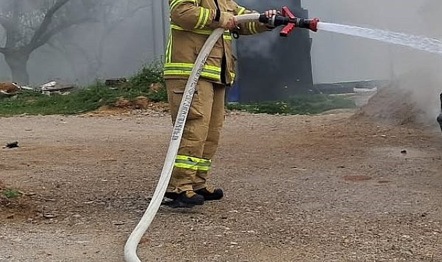Balıkesir'de park halindeki araç yandı