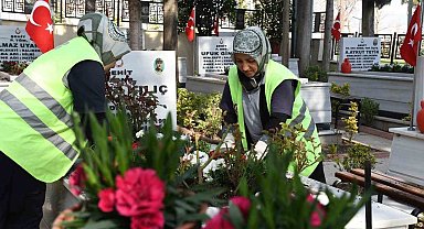 Balıkesir'de şehitlikler çiçeklerle donatıldı