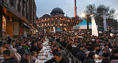 Balıkesir'in kalbinde 20 bin kişilik dev iftar