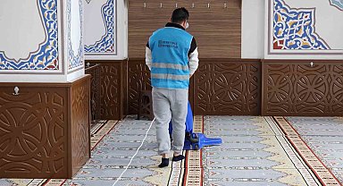Bandırma'daki camileri yükümlüler temizledi