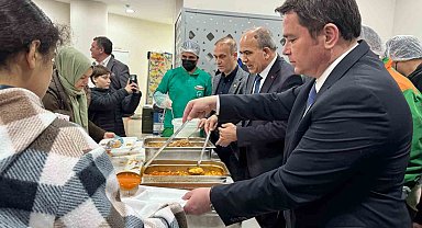 Başkan Aydın vatandaşlara iftar yemeği dağıttı