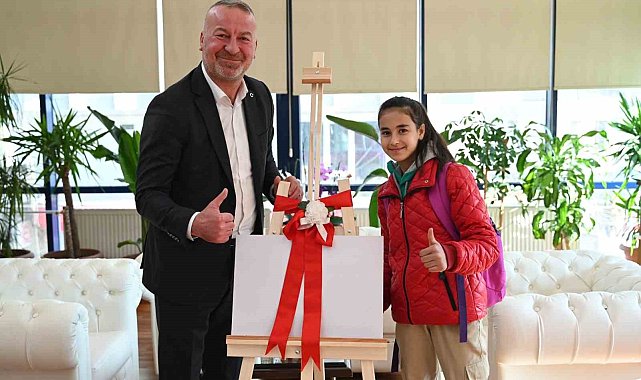 Başkan Karabatı'dan başarılı öğrenciye anlamlı hediye