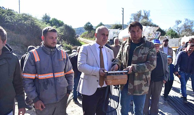 Başkan Kaya Arzular'a köprü için ilk betonu döktü
