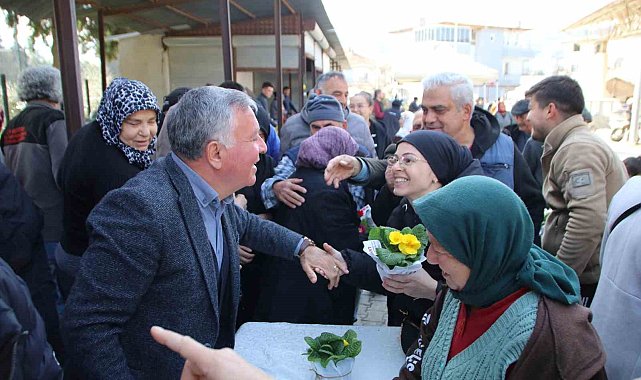 Başkan Kepenek Honazlı kadınlara çiçek takdim etti