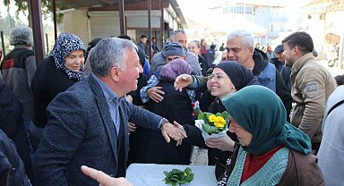 Başkan Kepenek Honazlı kadınlara çiçek takdim etti