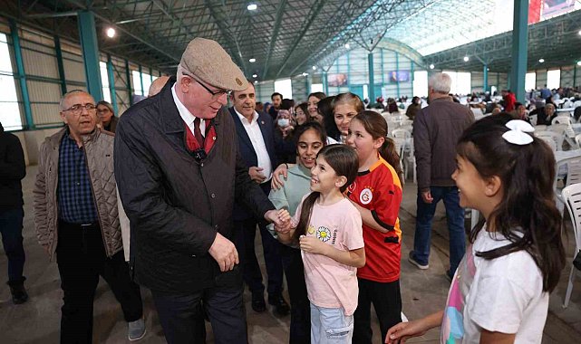 Başkan Kurt 75'inci Yıl Mahallesi'ndeki iftarda binlerce vatandaşla buluştu