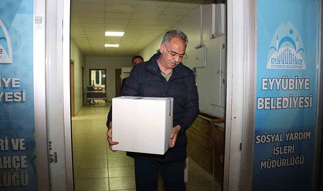 Başkan Kuş ve ekibi gece yarısına kadar gıda kolisi dağıttı