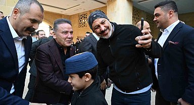 Başkan Muhitin Böcek vatandaşlarla bayramlaştı