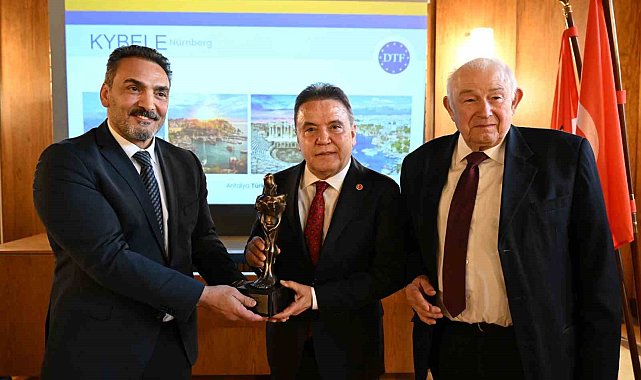 Başkan Muhittin Böcek "Kybele" ödülünü aldı