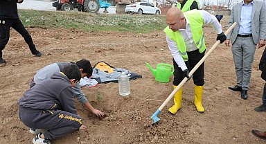 Başkan Önal öğrencilerle fidan dikti