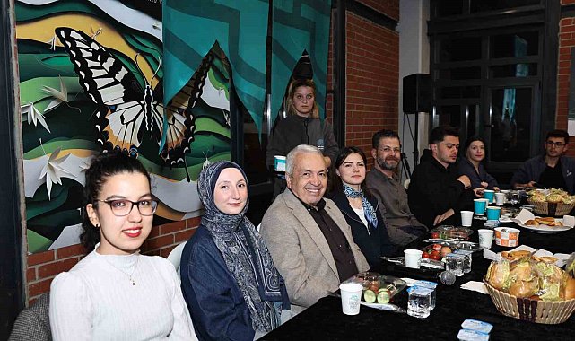 Başkan Şadi Özdemir üniversite öğrencileriyle sahurda buluştu