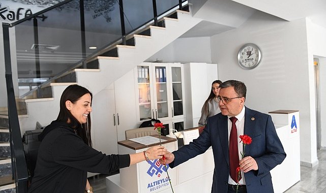 Başkan Şehirli, Kadın personelin 8 Mart Dünya Kadınlar Günü'nü kutladı