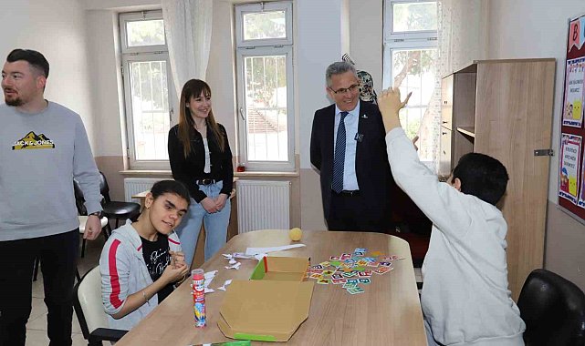 Başkan Tetik'ten özel çocuklara anlamlı ziyaret