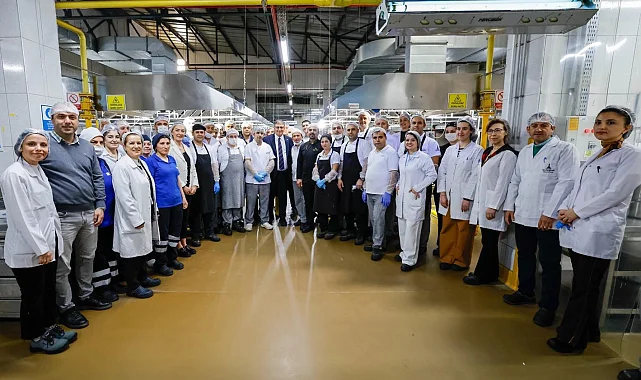 Başkan Tugay aşevinde yemek hazırlığına katıldı
