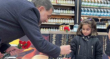 Başkan Uçar'dan kadınlara karanfilli kutlama