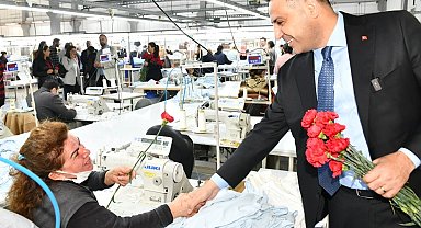 Başkan Yıldız emekçi kadınlara kırmızı karanfil dağıttı