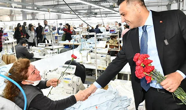 Başkan Yıldız emekçi kadınlara kırmızı karanfil dağıttı