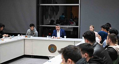 Başkan Yılmaz sahurda gençleri ağırladı
