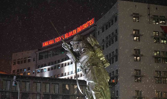 Başkentliler sahura karla uyandı