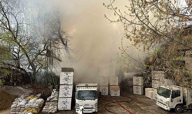 Başkentte hurda kağıt istiflenen metruk bina alev alev yandı