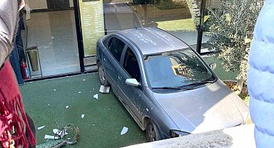 Batman'da el freni çekilmeyen otomobil bahçeye düştü