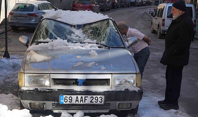 Bayburt'ta kar kütlesinin düştüğü Tofaş marka araç hurdaya döndü