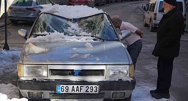 Bayburt'ta kar kütlesinin düştüğü Tofaş marka araç hurdaya döndü