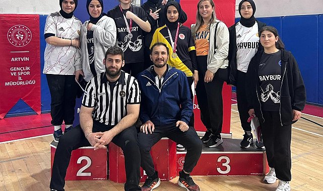 Bayburt'un bileği bükülmeyen kızları bilek güreşinde finale kaldı