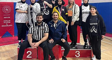 Bayburt'un bileği bükülmeyen kızları bilek güreşinde finale kaldı