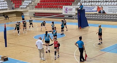 Bayburtlu kadın voleybolcular tüm maçları kazanarak finale yükseldi
