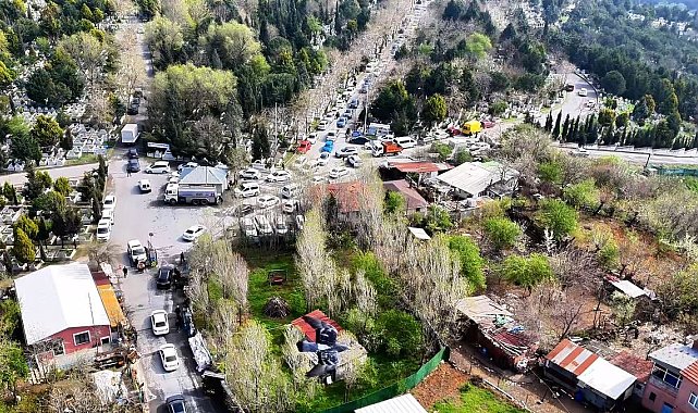 Bayram öncesi mezarlıklardaki araç yoğunluğu havadan görüntülendi