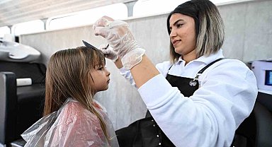 Bayram tıraşını 'Mobil Kuaför' aracında oldular